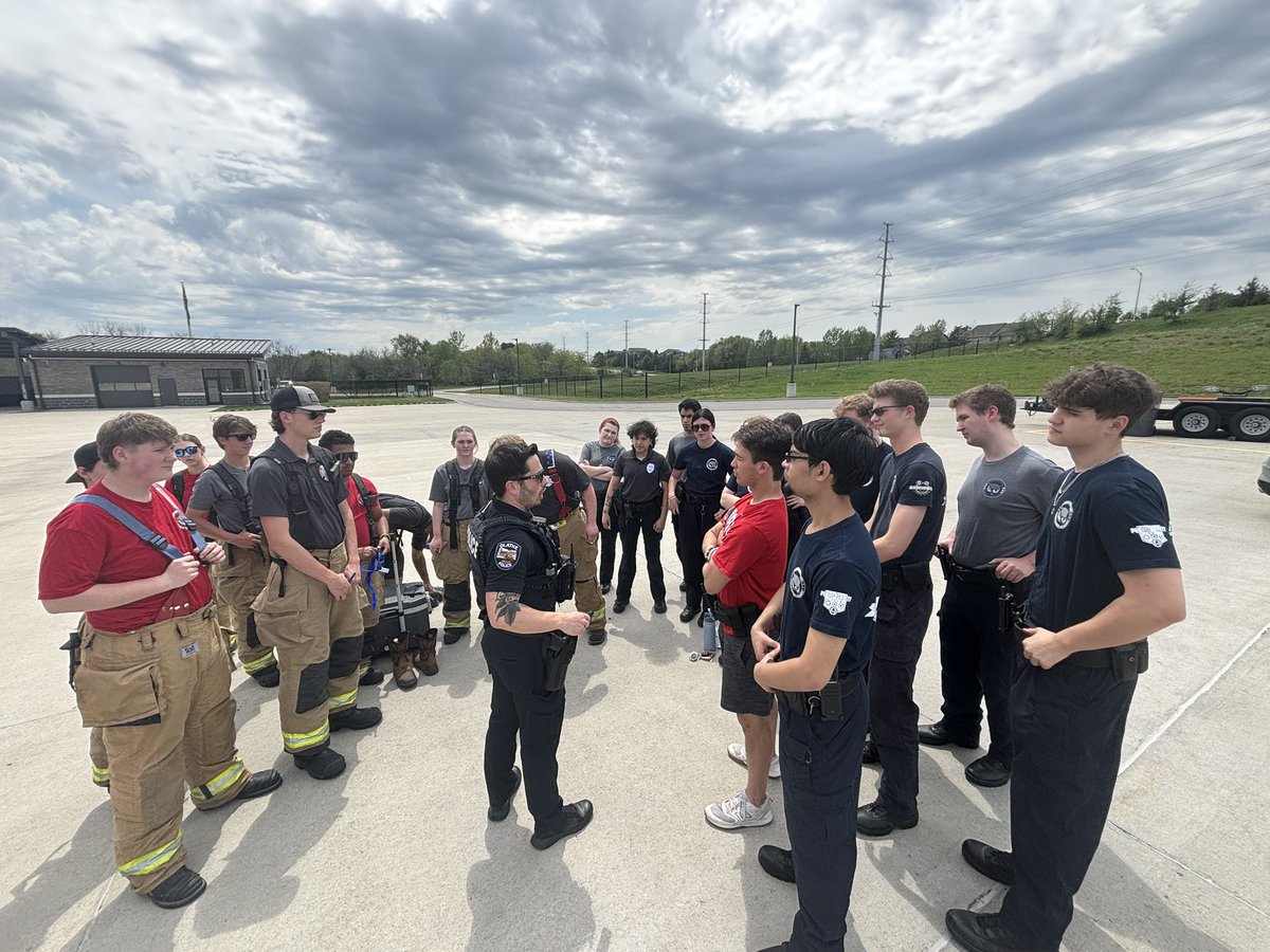 OWPSAcademy's tweet photo. Great day for a joint LE/Fire senior scenario, a Hostile event where LE had to mitigate the threat &amp; Fire had to triage and evacuate victims. Thanks to the Srs for their hard work and to @OlatheFire for the use of the Fire Academy! @MaBlackOW @OlathePathways https://t.co/JDU95A7lAX