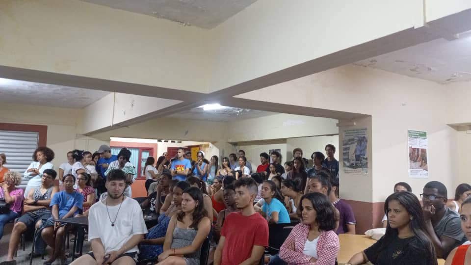 Participamos ahora en intercambio con jóvenes de la Residencia Estudiantil de 12 y Malecón, de la Universidad de la Habana, sobre prevención y enfrentamiento a los ilícitos de drogas.
#PlazaEnElCorazón 
#LaHabanaViveEnMí 
#ContraLasDrogasSeGana