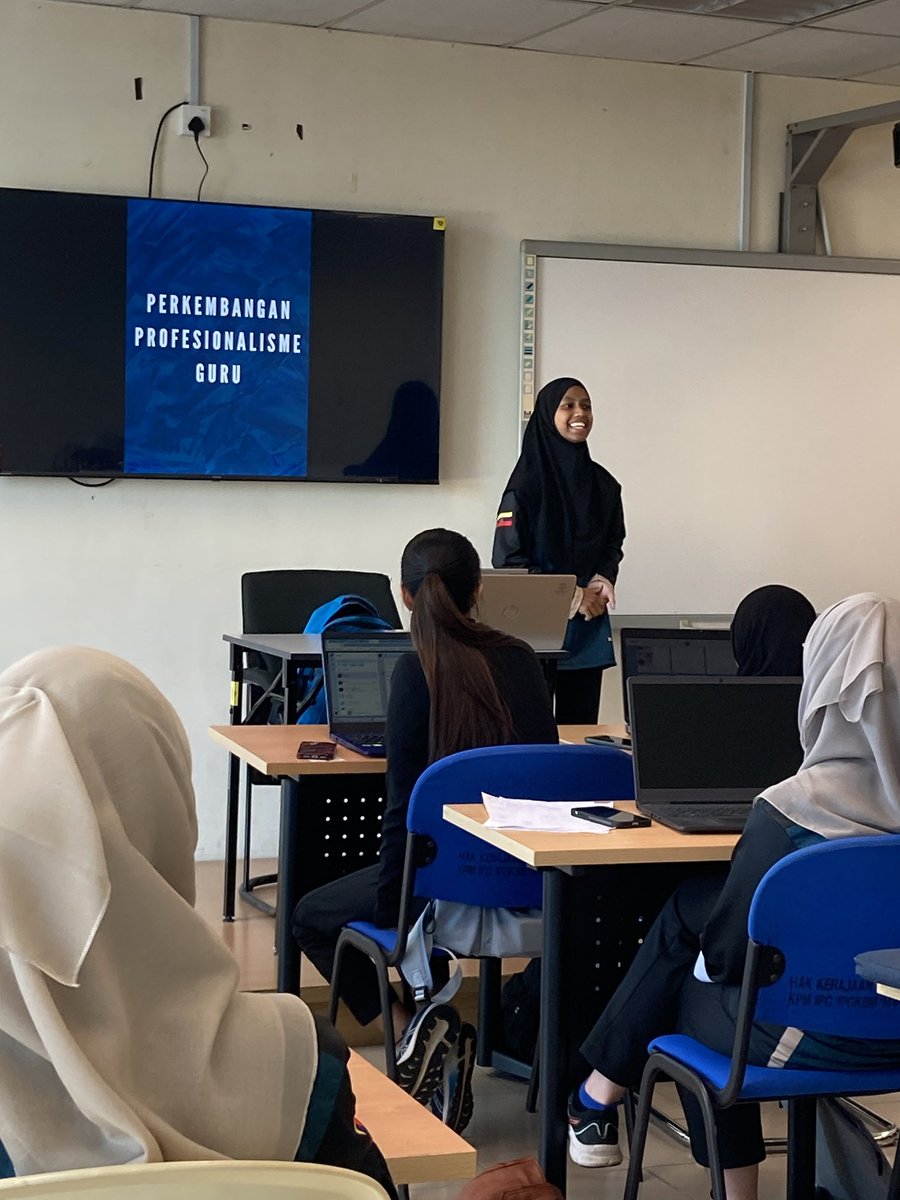 chapiqa's tweet photo. Setiap guru ada permulaannya. Dari penggerak hingga menjadi pemikir holistik, perjalanan ini tidak terhenti pada segenggam ijazah semata-mata. Perkembangan profesional guru ialah proses berterusan yang menuntut ilmu, pengalaman, refleksi dan penambahbaikan berterusan. https://t.co/wkLCwNaGCx