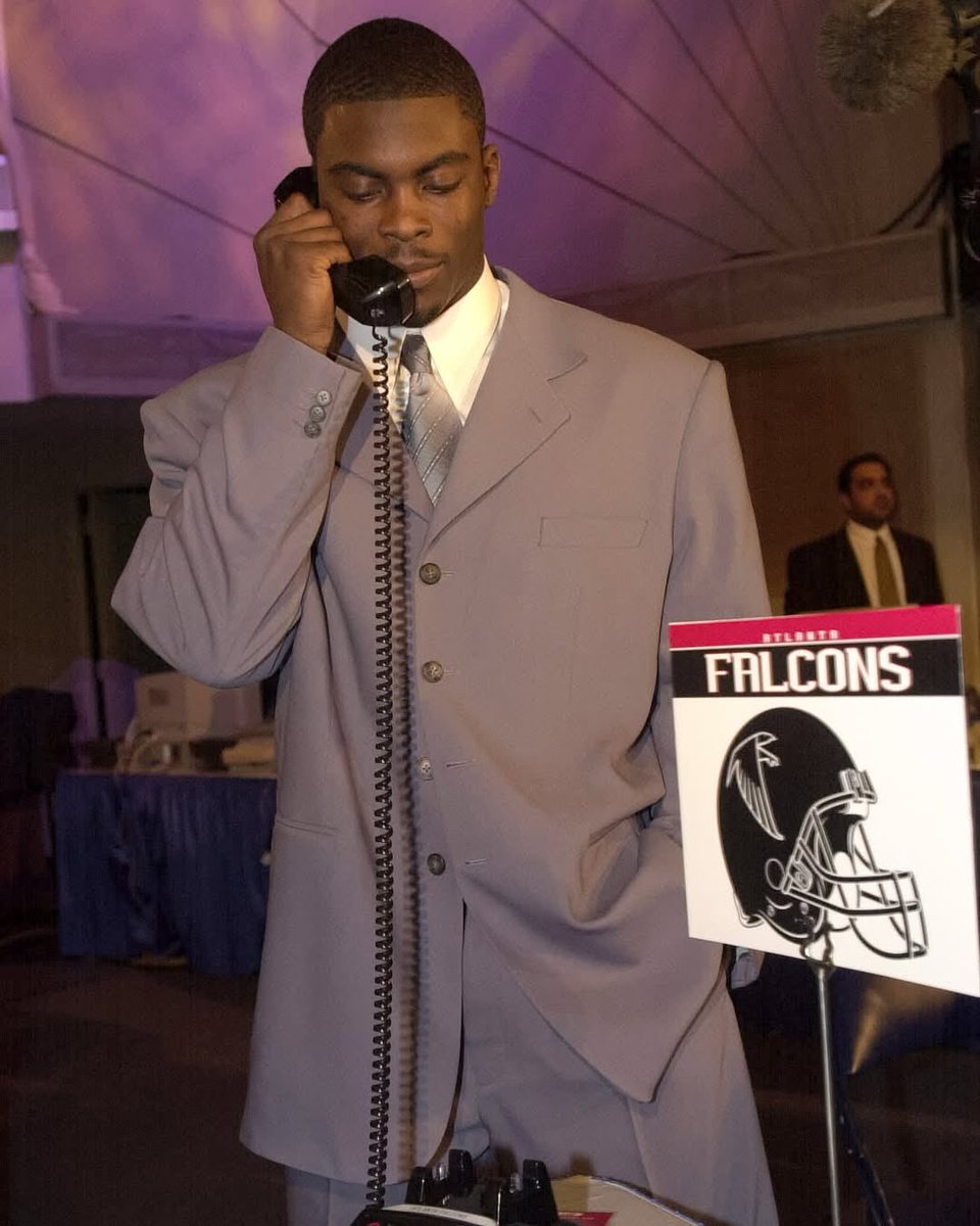 blitzfits's tweet image. Mike Vick at the 2001 NFL draft, wearing the most 2000s suit ever—first Black QB to go No. 1 overall. 💧