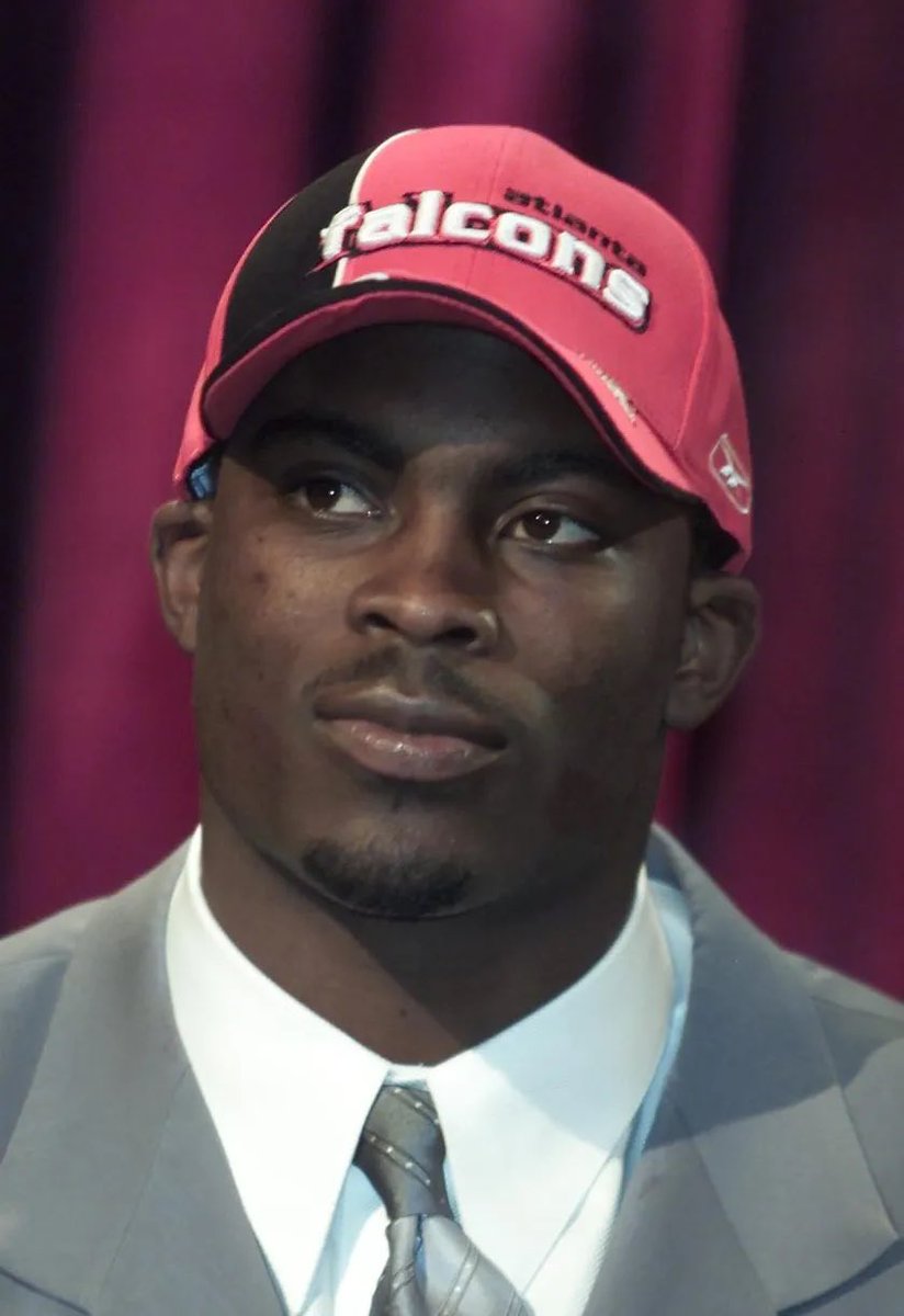 blitzfits's tweet image. Mike Vick at the 2001 NFL draft, wearing the most 2000s suit ever—first Black QB to go No. 1 overall. 💧