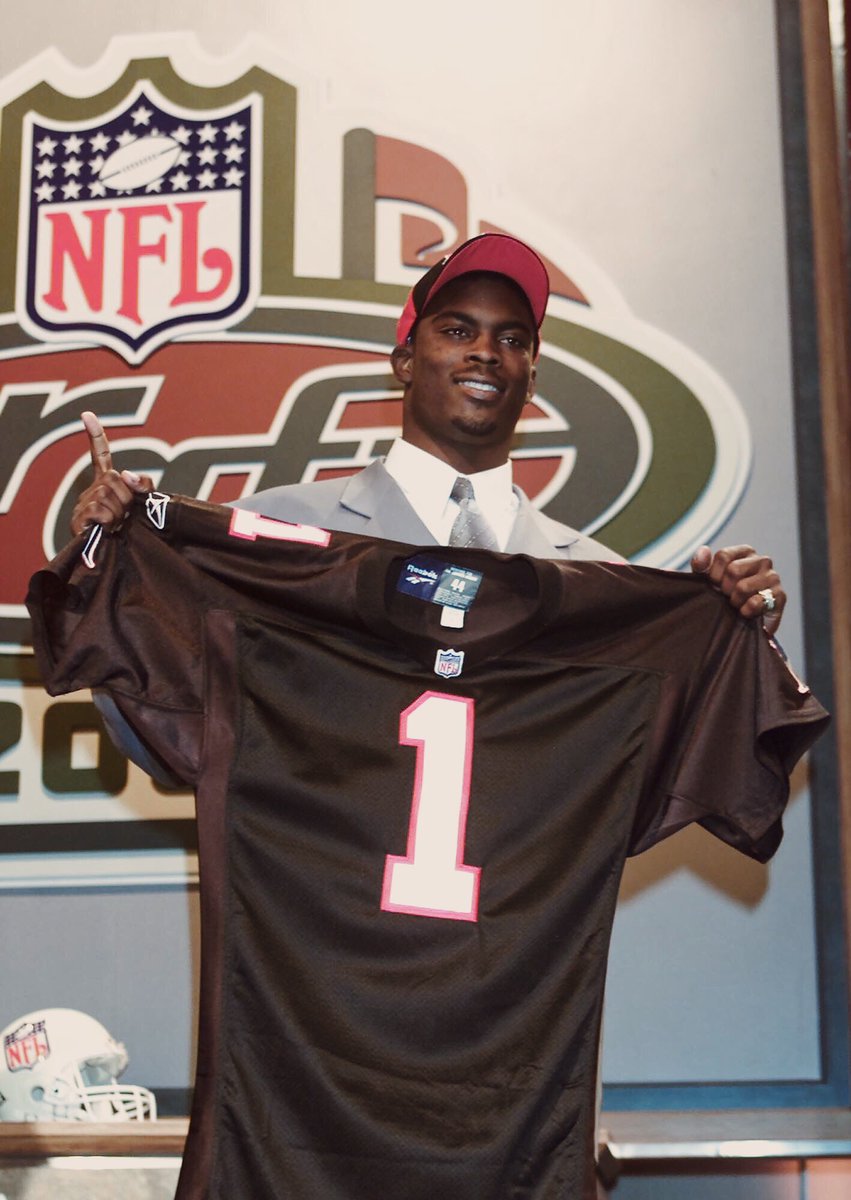 blitzfits's tweet image. Mike Vick at the 2001 NFL draft, wearing the most 2000s suit ever—first Black QB to go No. 1 overall. 💧
