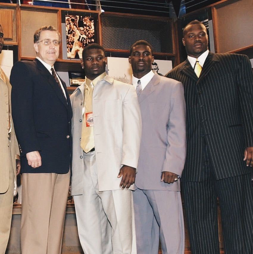 blitzfits's tweet image. Mike Vick at the 2001 NFL draft, wearing the most 2000s suit ever—first Black QB to go No. 1 overall. 💧
