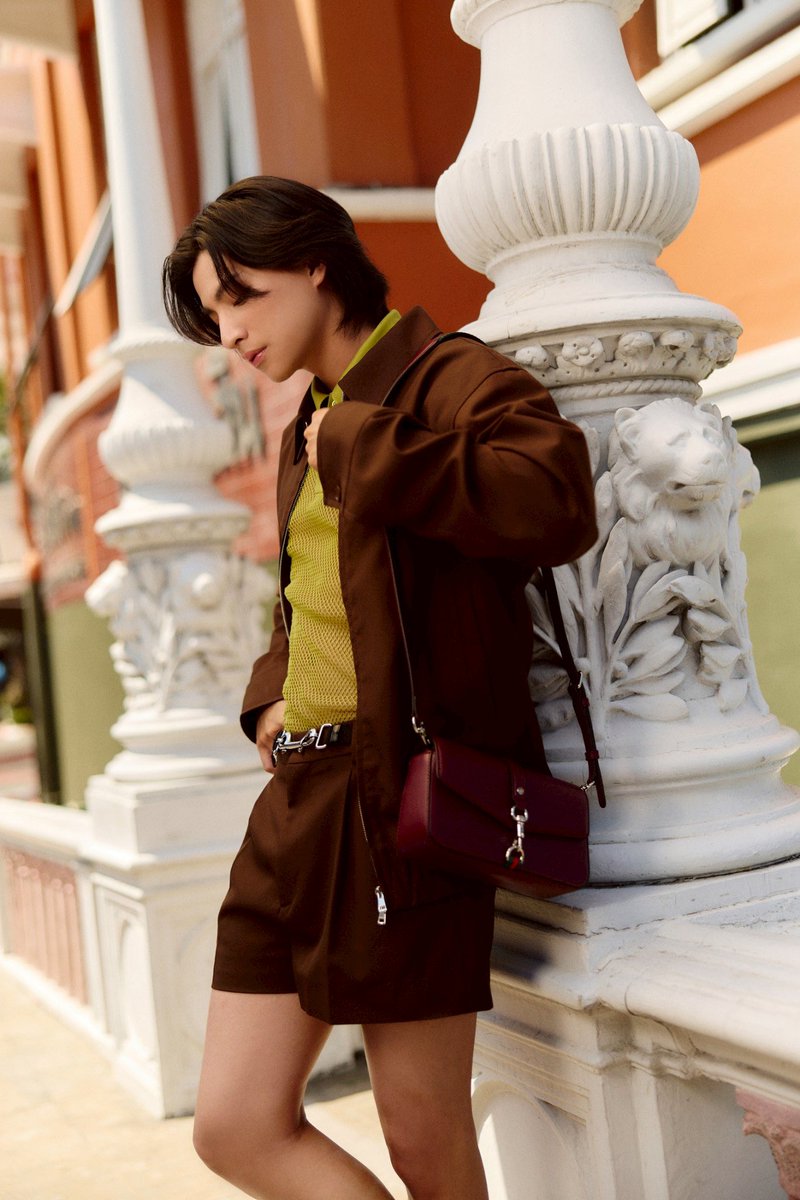 Siam_Paragon's tweet photo. Gucci ชวน "กลัฟ-คณาวุฒิ" Gucci Brand Ambassador มาสไตลิ่งลุคเก๋กับแคมเปญล่าสุด Keep It Gucci: The Art of Silk ในการจับคู่ผ้าพันคอไหมของ Gucci ในหลากหลายธีมให้เข้ากับการแต่งตัว ไม่ว่าจะเป็นลาย Flora, Fauna, Nautical, Equestrian และ GG Monogram อันเป็นเอกลักษณ์ของ Gucci
เลือกชมผ้าพันคอไหมได้ที่ร้าน Gucci และสำหรับผ้าพันคอจากโปรเจกต์พิเศษ 90x90 ซึ่งเป็นคอลเลกชันร่วมกับศิลปิน 9 คนจากหลากหลายประเทศ จะจำหน่ายเฉพาะที่ร้าน Gucci ชั้น M ศูนย์การค้าสยามพารากอน
#GulfKanawut #Gucci #KeepItGucci #GucciSS25 #GucciTheArtOfSilk #SiamParagon #WorldClassExperience #BeAmazed @gulfkanawut
