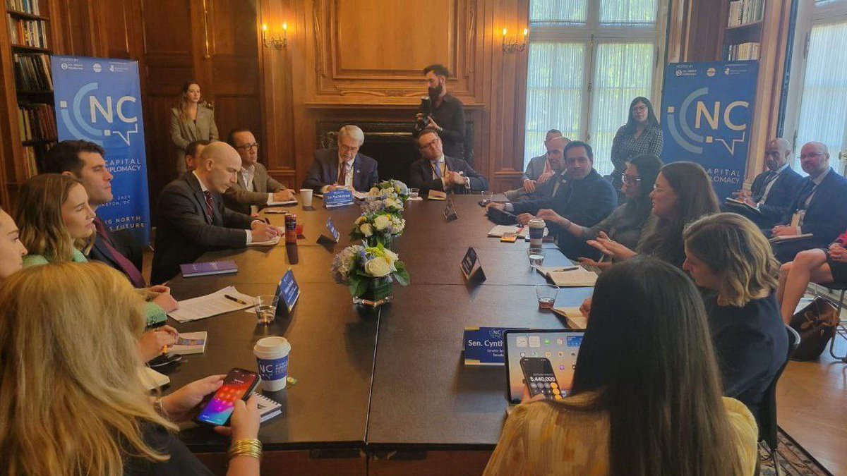 MauVila's tweet photo. En #WashingtonDC, me dio mucho gusto participar en el North Capital Meridian Diplomacy Forum (@NorthCapital_F) organizado por el @MeridianIntl y la @USMexicoFound, donde dialogamos sobre cómo los gobiernos estatales y locales impulsan el desarrollo económico, la sostenibilidad y la cooperación internacional de América del Norte, junto con Julia Bareman, Directora General de la Oficina de Alberta en Washington; Ted McKinney, Director de la Asociación Nacional de Departamentos Estatales de Agricultura de Estados Unidos (@NASDAnews) y @Paloma__PG, Representante del Gobierno del Estado de Querétaro.