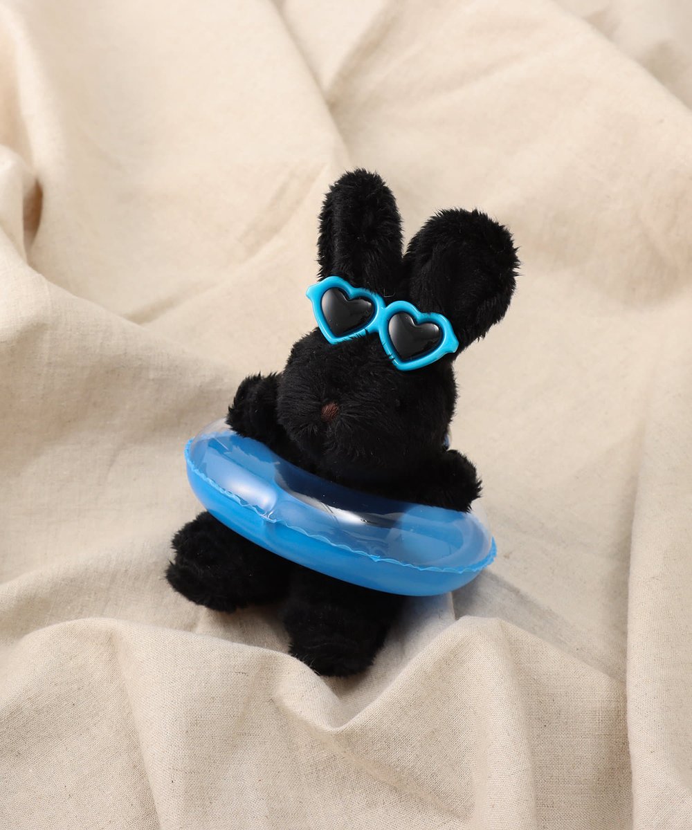 NEW＊ 浮き輪ウサギキーホルダー 500円（税込550円） 夏の装いをした