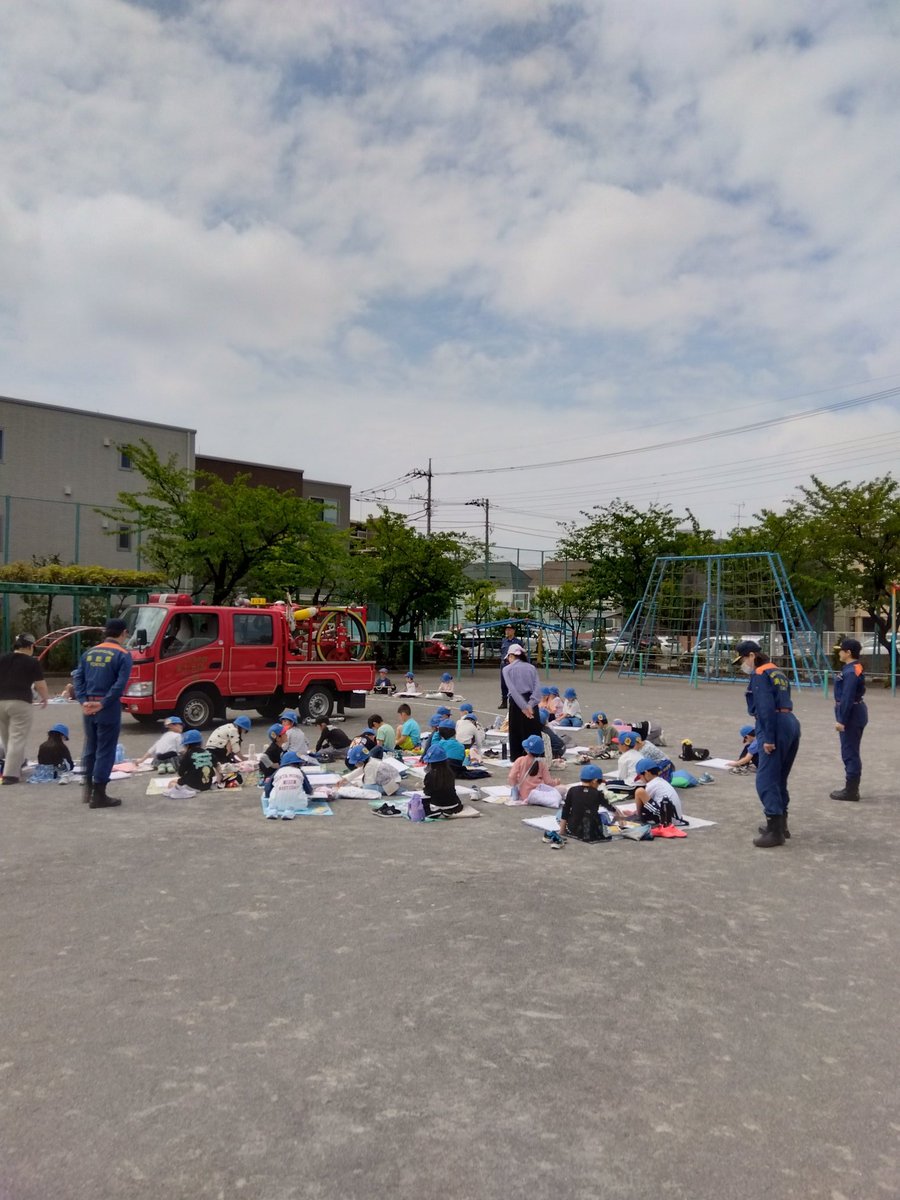 koiwamvfc's tweet photo. 小岩消防団が江戸川区内の小学校へ写生会に行きました。生徒さんはとても元気に書いていました。 https://t.co/2PuST3XYNN
