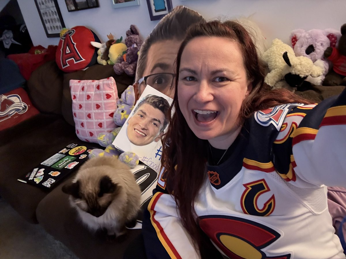 She knows. #GoodPing KNOWS!!!!! My tear stained face is of course going with my Landy listening sweater to watch and cry during tonight’s Avs game with <a href="/ConorMcGahey/">Conor McGahey</a> and <a href="/mitchabov/">John Mitchell</a> on radio. Let’s get that W boys! #goavsgo🏒❤️💙 #LandyIsBack #TeamMalinski is also playing! 🙌🏻🥳