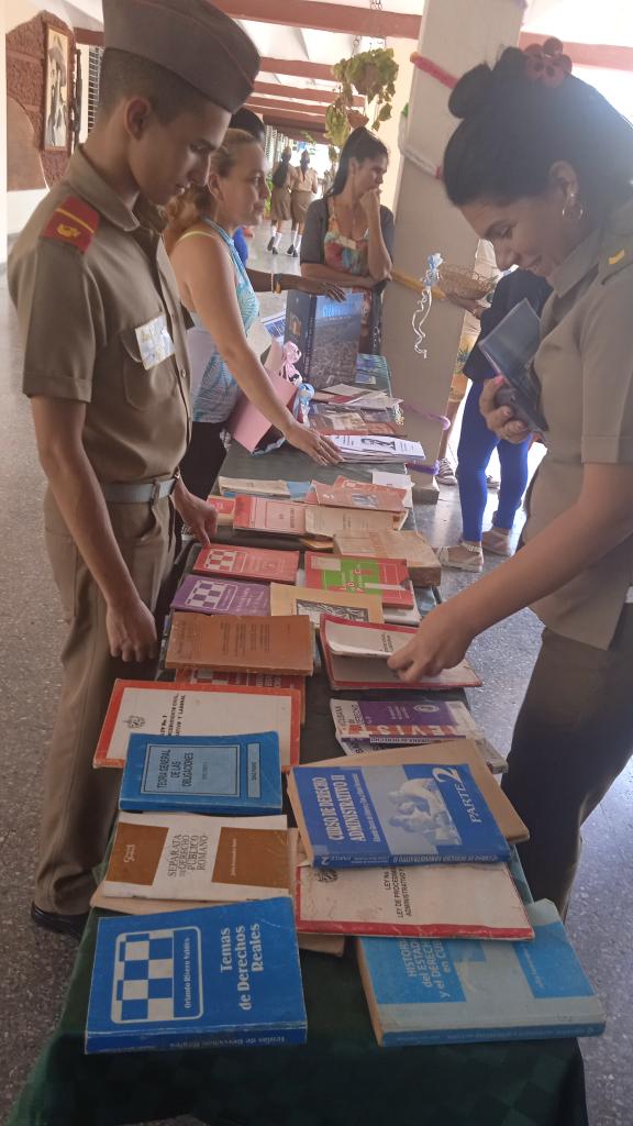 Dunia85571498's tweet photo. #OTodoONada
He visto con orgullo, asombro y administración a un grupo de personas compartir sus libros.
Única norma fijada:
_No se venden, se regalan.📗
#ConTodos https://t.co/P7FwoqOk9c