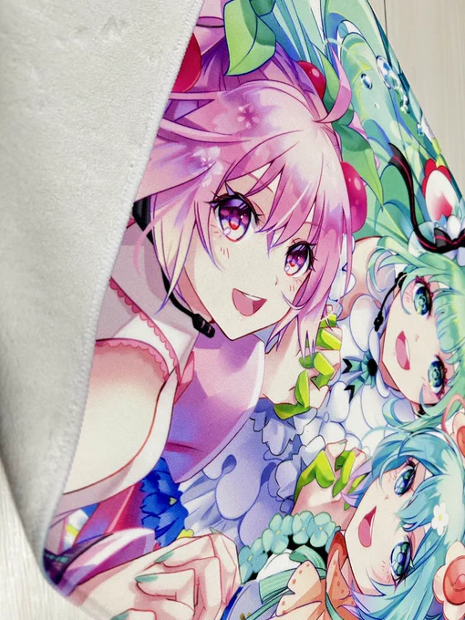 ◆超ボーマス新作グッズ②フルカラーフェイスタオル (桜ミク/マジカルミライ2021/JPツアー2025BLOOMING)表面はサラサラの質感にイラストが印刷されて裏面がふわふわのタオル地なってます。全体的にしっかりした感じで、とても綺麗に印刷していただきました 