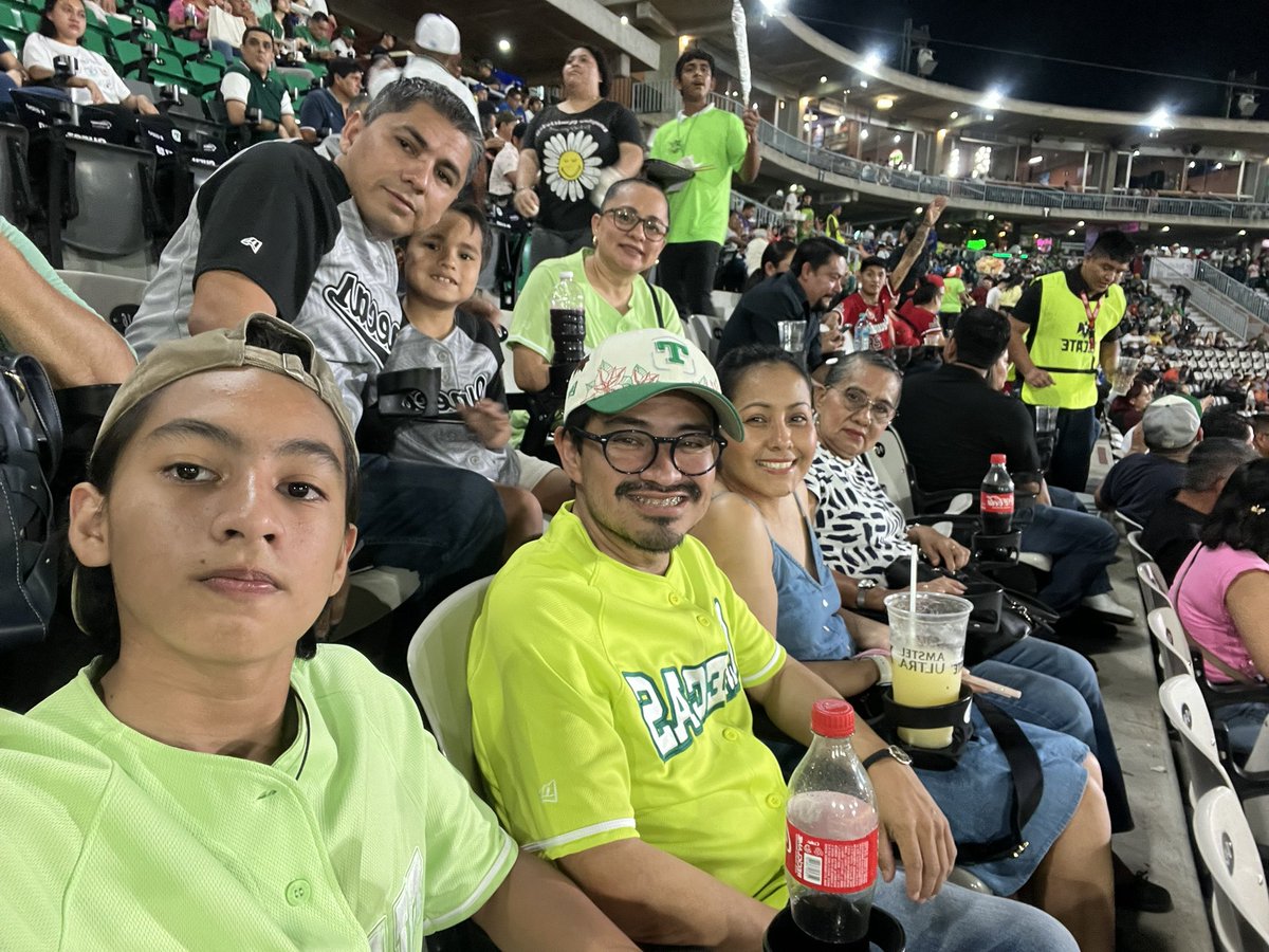 hrangel12's tweet photo. Apoyando a los @OlmecasTabasco en familia https://t.co/oEtN6EEZQA