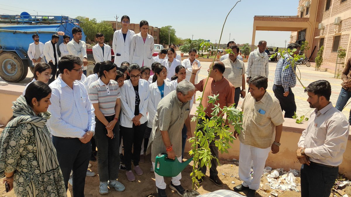 In RSRRAU, Jodhpur, Chief Whip of the Legislative Assembly of Rajasthan Government, Mr. Jogeshwarji Garg met VC Prof. (Vd.) P.K. Prajapati. On this occasion, he visited the university campus and Ayurveda Sanjeevani Hospital and observed the arrangements there.
<a href="/RajCMO/">CMO Rajasthan</a> <a href="/PMOIndia/">PMO India</a>
