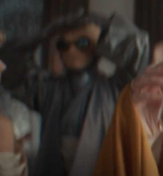 On a lighter note this alien behind Mon Mothma was absolutely boogeyin