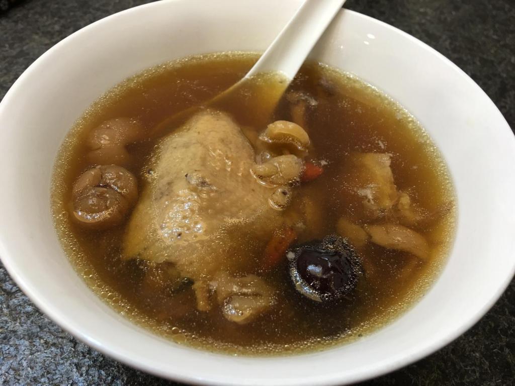 RepolloSarcasmo's tweet photo. 🕯️Toca irse a la cama 😴
Pero antes, cena de lujo cortesía de la realidad:
🍲 Sopa de palomo desplumado, receta tradicional para bajarle los humos a quien vive de postureo y autoengaño.
Sirve caliente.
Se acompaña con lágrimas de superioridad moral evaporada.
#NoHayPazParaAndrés https://t.co/A9rrKl5FTr