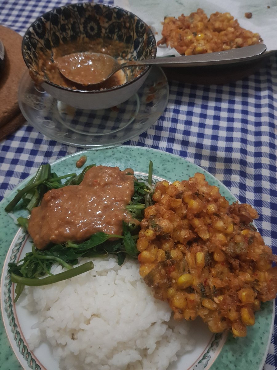 <a href="/tanyarlfes/">Tanyarlfes</a> Jagungnya jangan diulek. Diserut utuh aja. Terus pake tepung bakwan yg sasa.

Kalo aku, tambahin ulekan ketumbar, cabe besar, bw prei, bw putih, daun jeruk. Jd ga hambar rasa tepung aja.
Tambahin penyedap kalo kurang gurih.