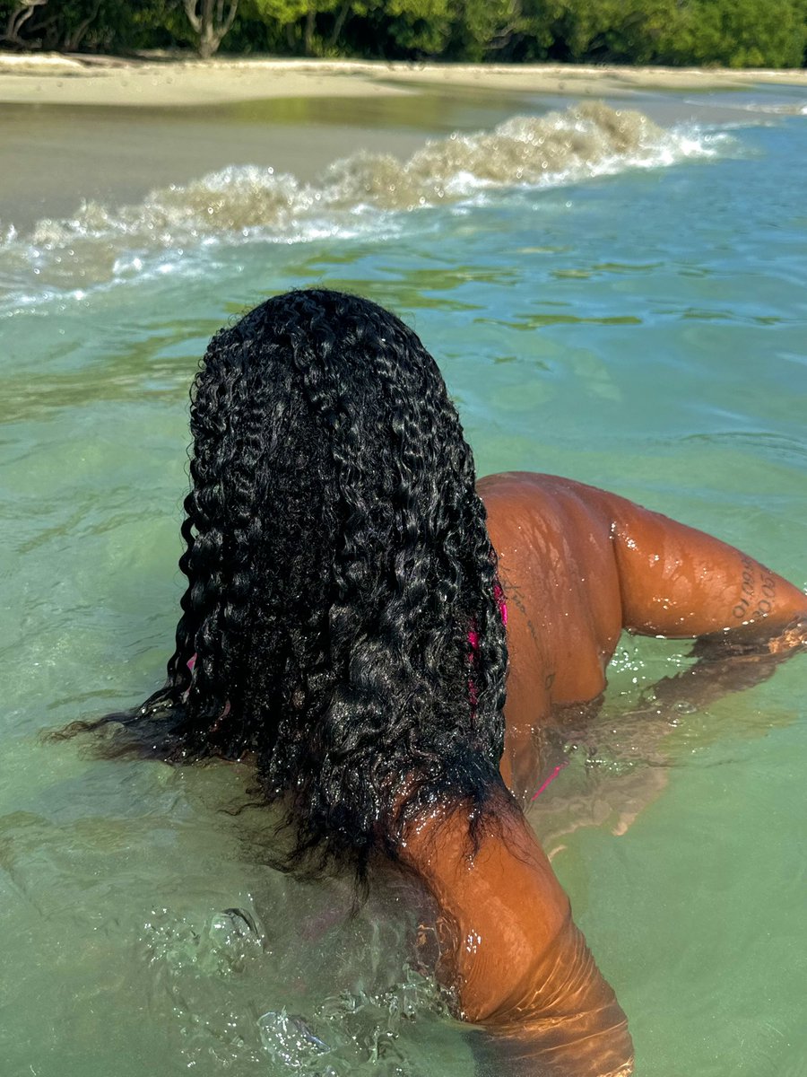 capuccinora's tweet photo. moi je vais décider de pas respecter la consigne mais de montrer mon big glow up capillaire et comment g récupéré mes magnifiques cheveux après avoir arrêté les maudits défrisages https://t.co/eMo7eTf4cL