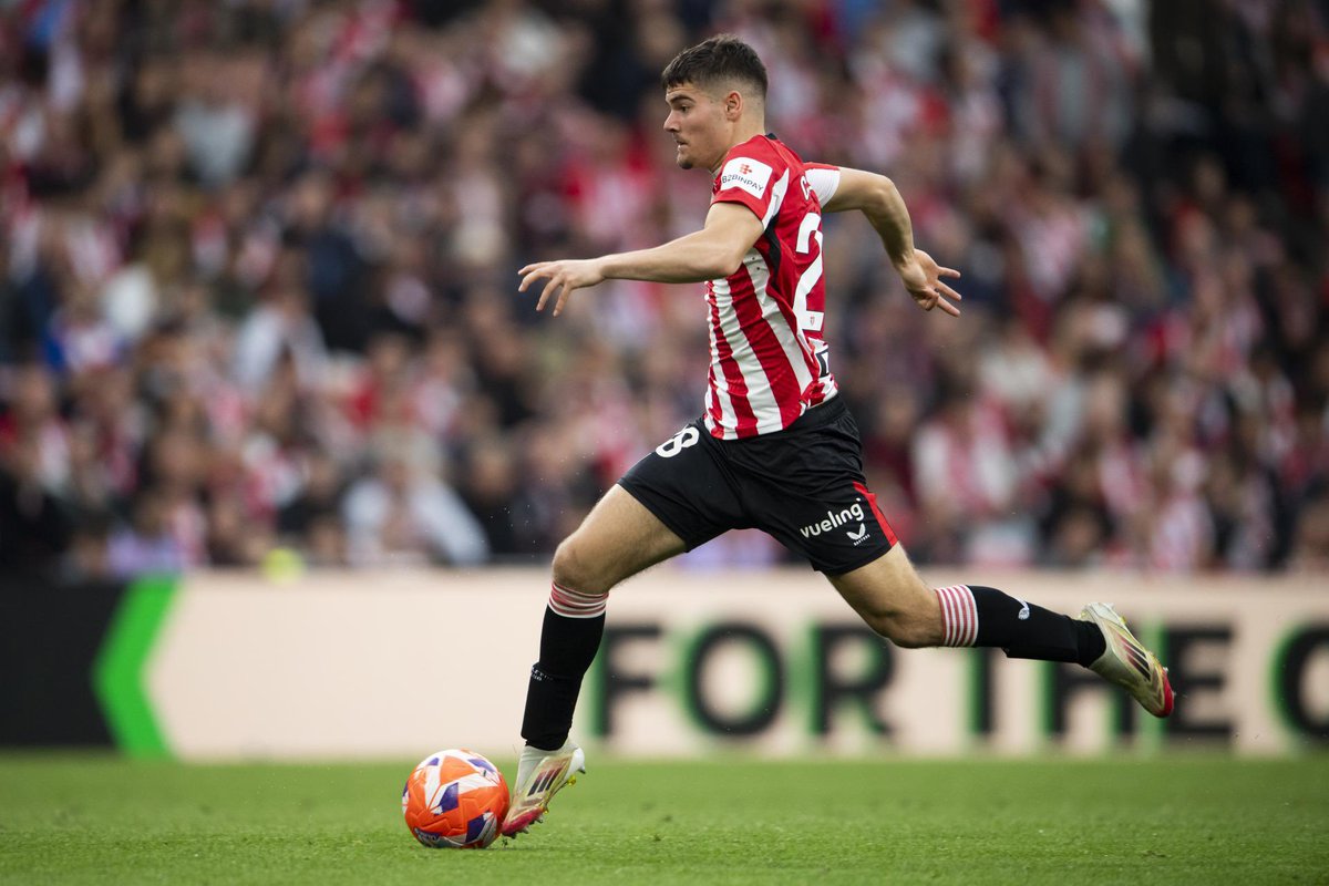 Va a ser un jugador TOP.

Hay que darle más bola.