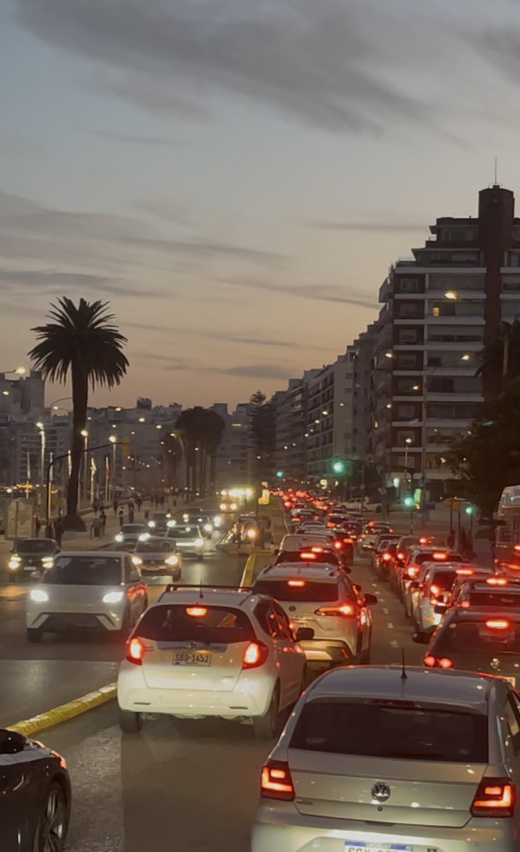 Misma esquina en hora pico. 

30 minutos para circular 15 cuadras. 

Hay que cambiar Montevideo. Ya está.