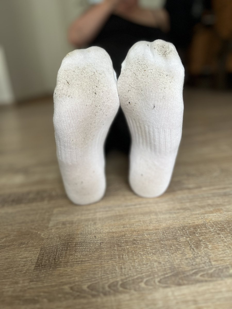 Wenn du brav bist, darfst du vielleicht an meinen durchgeschwitzten Socken riechen. Kannst du dir vorstellen wie sie duften? 

If you're good, maybe I'll let you smell my sweaty socks. Can you imagine what they smell like?

#findom #findomworship #FeetPicture