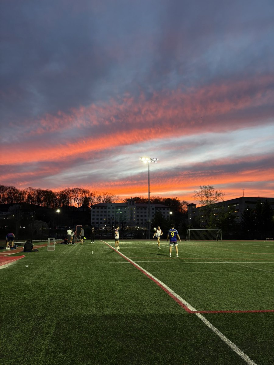 montclairstateu's tweet photo. Mother Nature showing #RedHawkCountry some π§‘ππ https://t.co/KmelpAeX2q