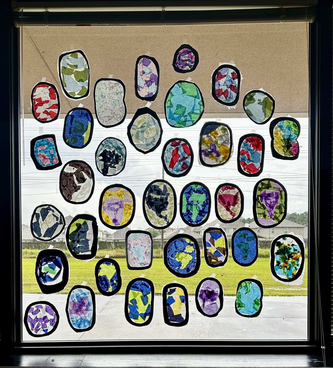 artmakeschange's tweet photo. Happy Earth Day! Students made stained glass earths. Some did turned out looking like eggs. #latepost #earthday #stainedglassearth #amplifyart #takeabreak https://t.co/3M4jdKjwed