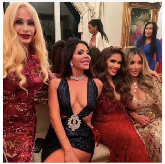 Suzierizzo1's tweet image. Another group of Maralago’s finest! 😡😂😂