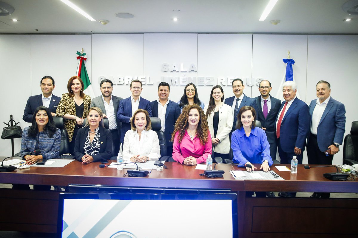 MarkoCortes's tweet photo. Iniciamos jornada en sesiones de Comisión de Gobernación y de Comisión de Implementación y Revisión del TMEC y Economía, con el compromiso de seguir trabajando un mejor rumbo para las y los mexicanos. 🇲🇽 https://t.co/olLusJ3qF6