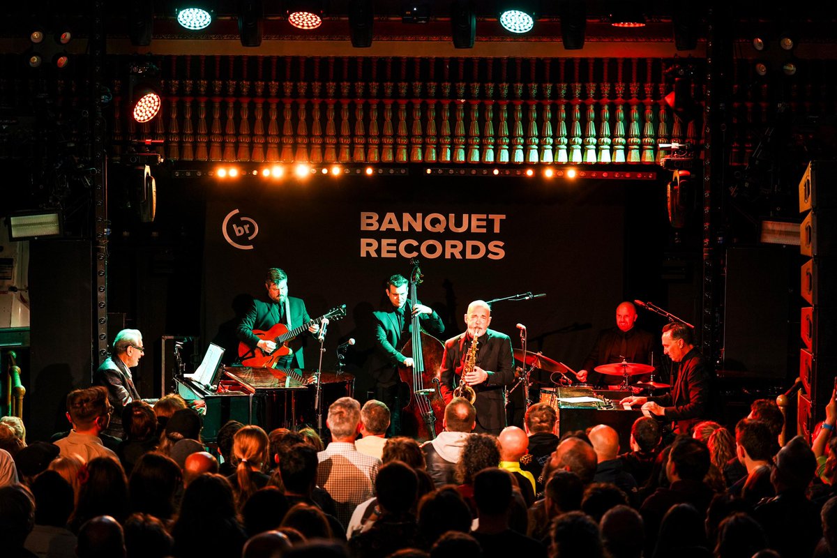 BanquetRecords's tweet photo. JEFF GOLDBLUM IN KINGSTON

a fantastic evening with the iconic Jeff Goldblum marking the imminent release of new record Still Blooming. 

joined on stage by dodie, Emma Smith and of course The Mildred Snitzer Orchestra.
📷: @BobbyVMedia https://t.co/vtop2NH5nM