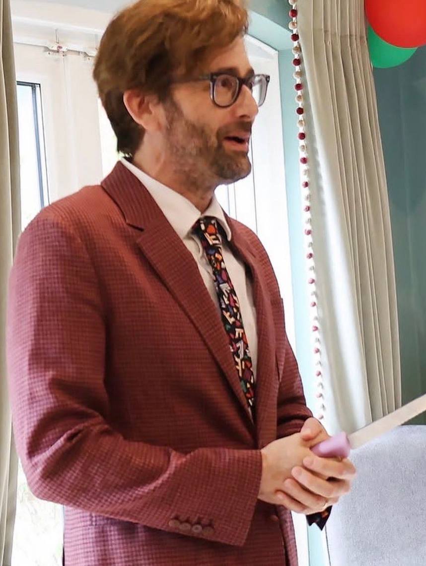 Кроули обиделся, что третий сезон «Благих знамений» превратился в тыкву, то есть фильм, и в отместку начудесил Дэвиду вечный рыжий цвет)