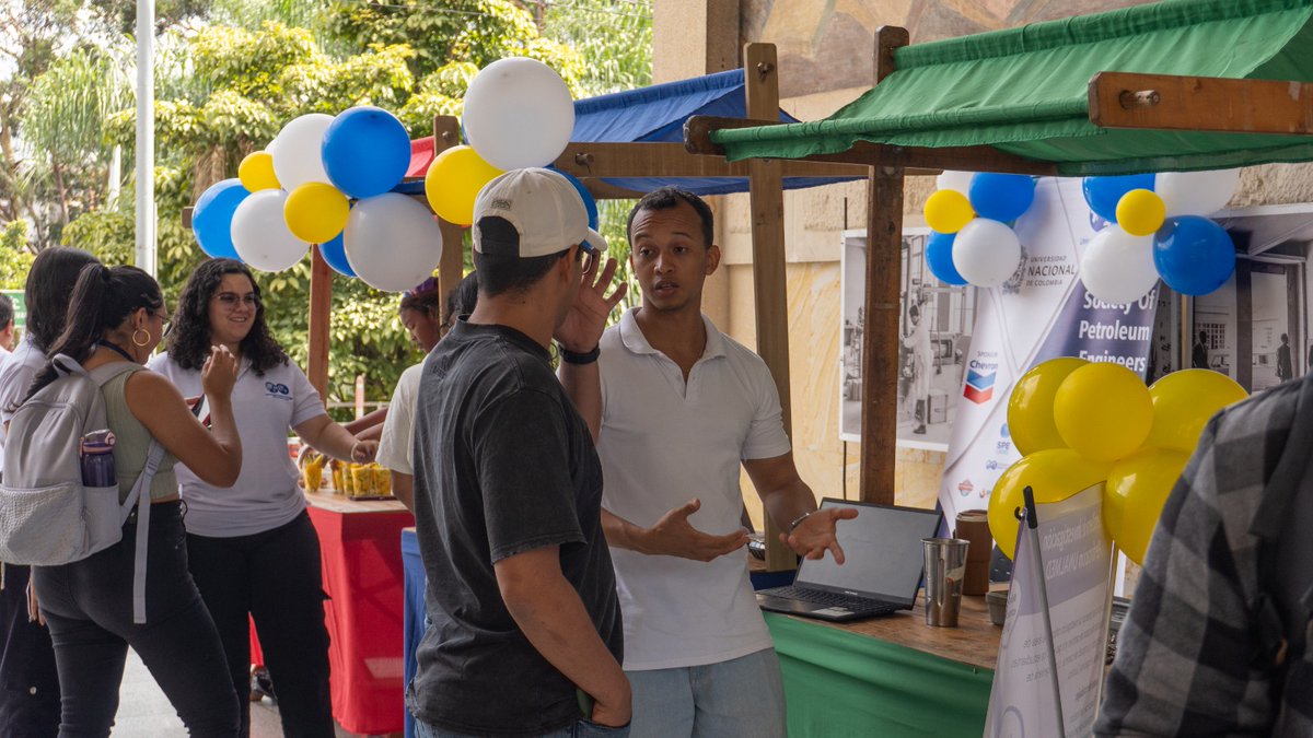 🚀 ¡Arrancó la Semana Curricular de Ingeniería Química e Ingeniería de Petróleos! #Hoy dimos inicio a una semana llena de innovación, conocimiento e investigación. Charlas, cursos prácticos y una feria de stands de grupos de investigación hicieron parte del 1er día del evento.