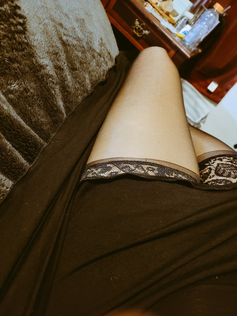 FlowingMistress's tweet photo. Which one of you piggies is going to send me gifts so i dont have to go to work tonight? https://t.co/91vce5Xbpf