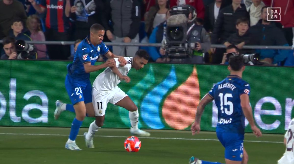 ❌️ No pitó penalti

Sánchez Martínez pudo condicionar la pelea por la Liga... 

Penalti clarísimo a Rodrygo, segundos después, Courtois salvaba al Madrid. De lo contrario, el CTA habría...