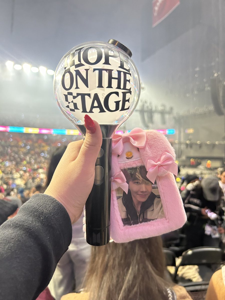 satvrjoon's tweet photo. Hace un mes fui lo más feliz que he sido en toda mi vida. Gracias por compartir tu arte con nosotras, te amo y espero nos volvamos a ver pronto.

#HOPE_ON_THE_STAGE_TOUR_CDMX 
#HOTS #JHOPE  #BTS https://t.co/5GLyKZIYde