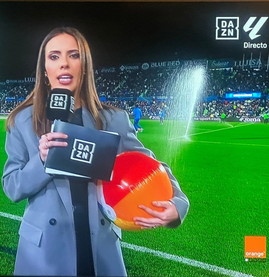 MikaRM (@girl1merengue) on Twitter photo ⚠️Que de la vuelta al mundo esta IMAGEN DE LA VERGUENZA de <a href="/DAZN_ES/">DAZN España</a>!!
La plataforma TV encargada de retransmitir los partidos de <a href="/LaLiga/">LALIGA</a>,burlándose y fomentando el odio hacia <a href="/vinijr/">Vini Jr.</a>!
Esto ya no es fútbol ni televisión,es basura mediática para una sociedad enferma.
¡MISERABLES! ⚠️Que de la vuelta al mundo esta IMAGEN DE LA VERGUENZA de <a href="/DAZN_ES/">DAZN España</a>!!
La plataforma TV encargada de retransmitir los partidos de <a href="/LaLiga/">LALIGA</a>,burlándose y fomentando el odio hacia <a href="/vinijr/">Vini Jr.</a>!
Esto ya no es fútbol ni televisión,es basura mediática para una sociedad enferma.
¡MISERABLES!