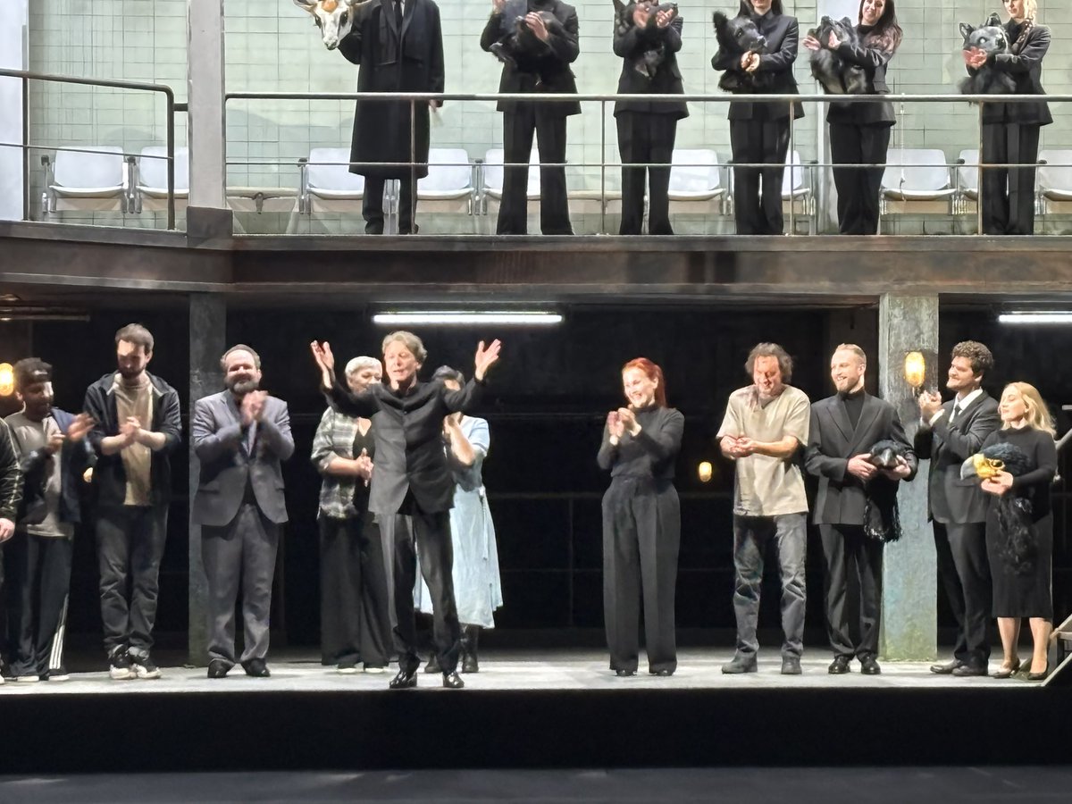 ManuelBrug's tweet photo. Es gab Ultraschalluntersuchungen bis  selbst das Gerät nicht mehr wollte. Sonst hat #katiemitchell in ihrer Flop strauss 🐸 goes Mafia thriller Inszenierung @DutchNatOpera gar nichts kapiert. Zum 🍀 strahlten #marcalbrecht #nederlandsphilharmonisch. Über die meisten Sänger 🤐😵‍💫 https://t.co/ooZhYDI4xQ