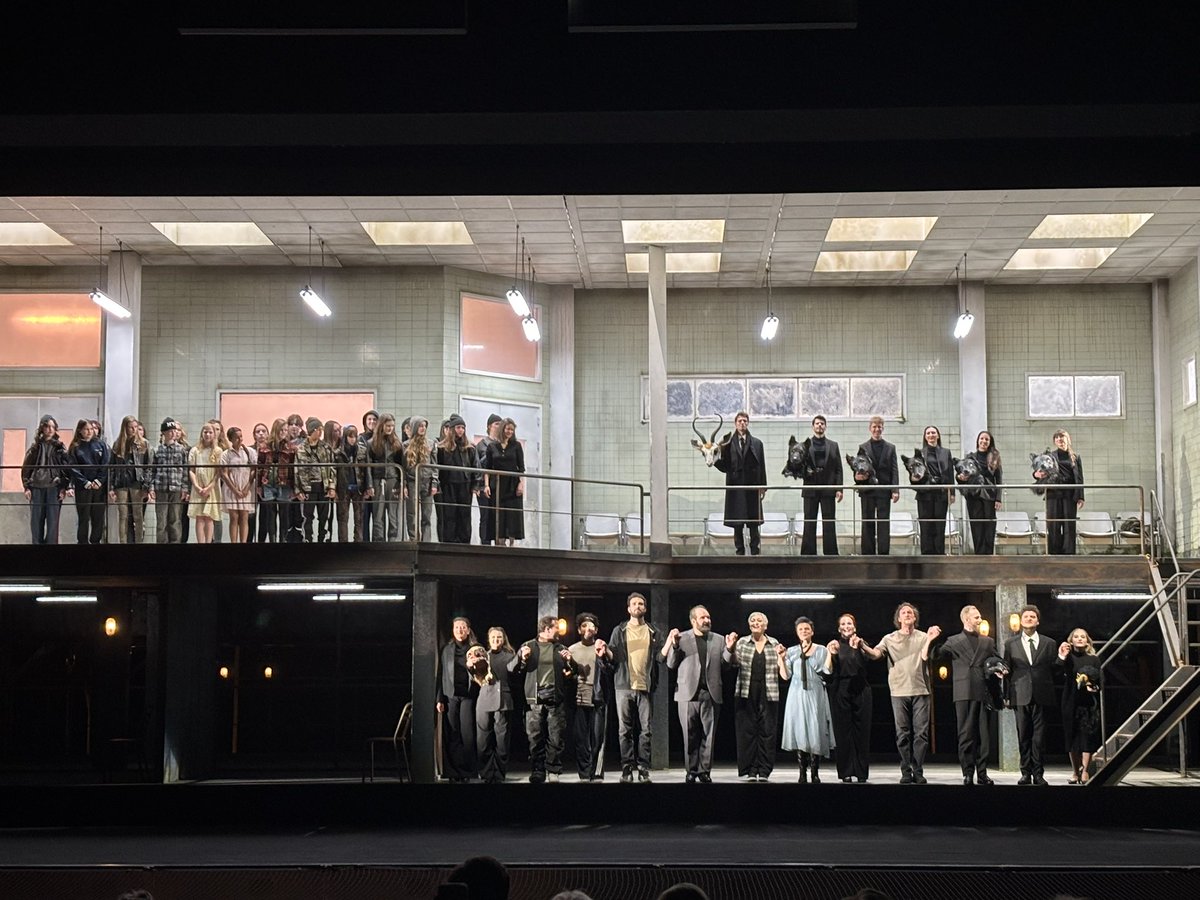 ManuelBrug's tweet photo. Es gab Ultraschalluntersuchungen bis  selbst das Gerät nicht mehr wollte. Sonst hat #katiemitchell in ihrer Flop strauss 🐸 goes Mafia thriller Inszenierung @DutchNatOpera gar nichts kapiert. Zum 🍀 strahlten #marcalbrecht #nederlandsphilharmonisch. Über die meisten Sänger 🤐😵‍💫 https://t.co/ooZhYDI4xQ