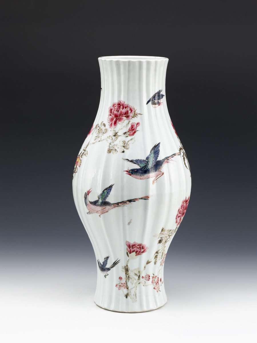 NotreMondial's tweet photo. Melon-shaped Vase with Famille Rose Design of Flowers and Birds, Jingdezhen ware

Yongzheng reign period (1723-1735), porcelain. Shanghai museum https://t.co/fA68Fvb4D3