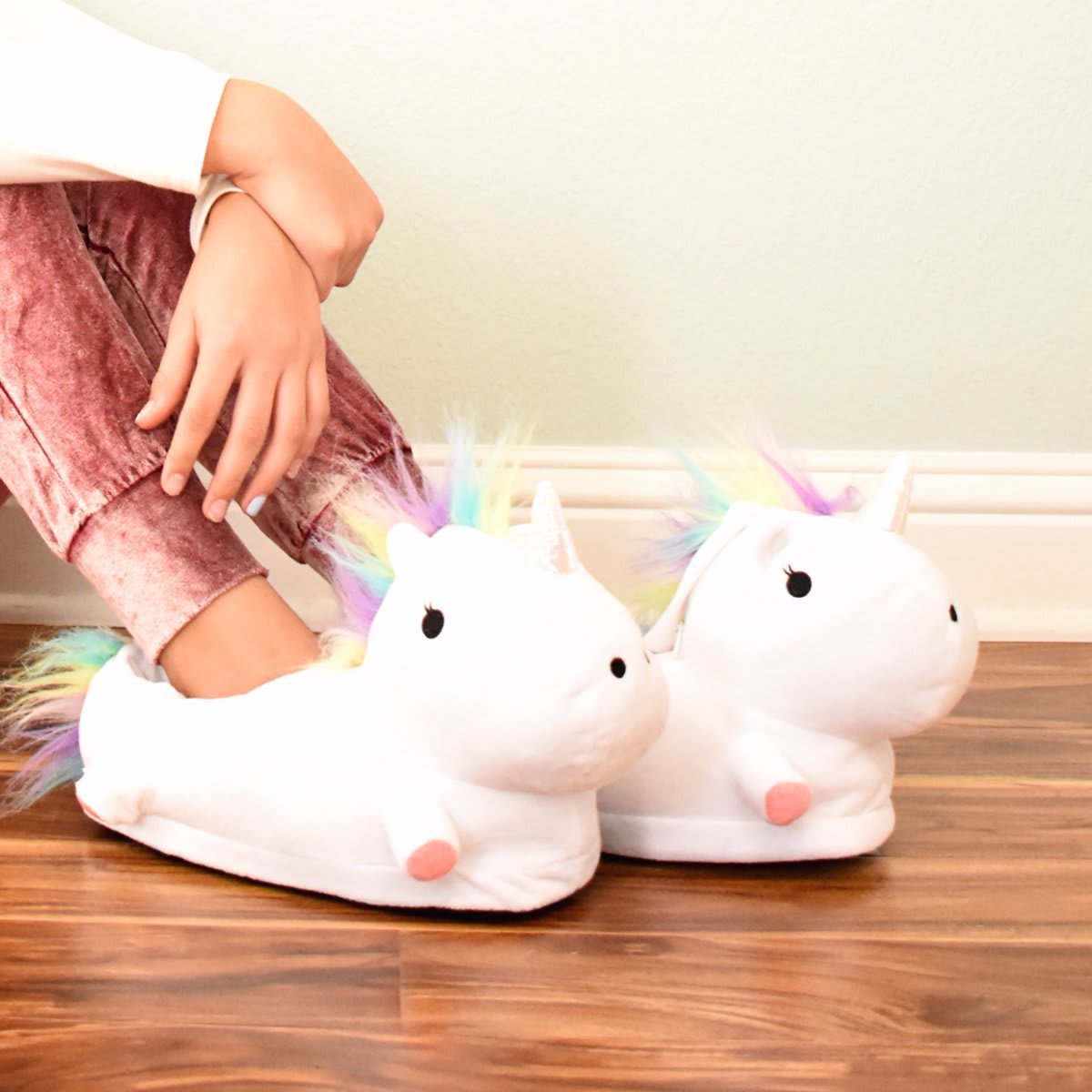 UnicunShop's tweet image. Ready to unleash your inner magic? ✨ These Comfy Unicorn Slippers are so cute, you'll want to keep them all to yourself!  💖☁️ Shop now &amp;amp; treat your feet: unicun.com/product/comfy-…  🦄 #unicornslippers #comfyslippers #giftideas