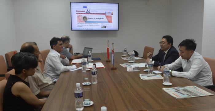 📰🇨🇳🇨🇺ǀ Una delegación del diario chino, encabezada por Cao Pengcheng, subdirector de Relaciones Internacionales de Diario del Pueblo, visitó este martes la sede de Granma. 
🔗acortar.link/9dGjHh
