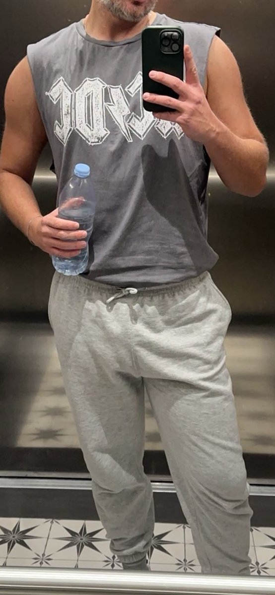 Would you tap if you saw me on Grindr 😈