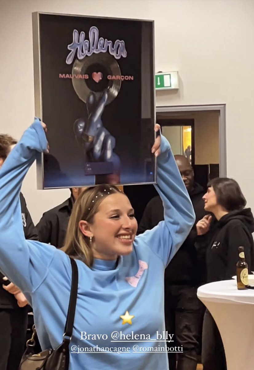 SON PREMIER DISQUE DE PLATINE SUR SA PREMIERE DATE 🥹