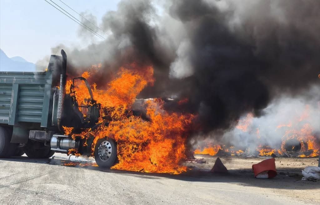 ⛔️Bloqueo Carretero⛔️
Carretera: Toluca - Morelia
Tramo: Paso por Zitacuaro 113+000
Bloqueo total con quema de vehículos
🚧Tome previsiones, atienda las indicaciones viales y maneje con extrema precaución ⚠️