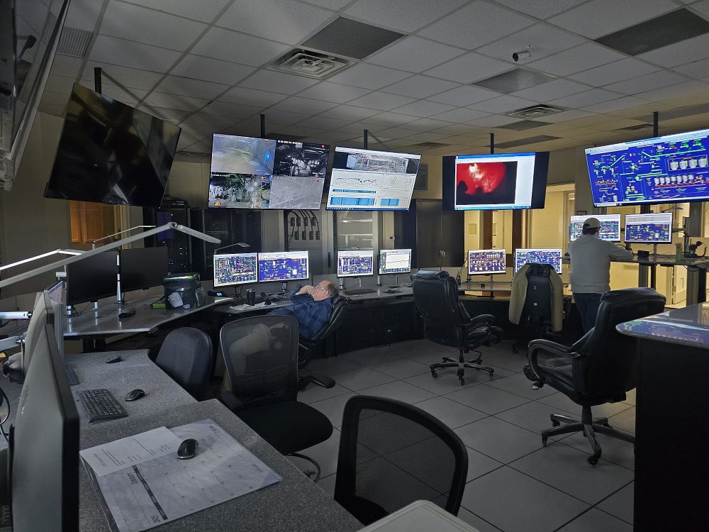 tbcconsoles's tweet photo. Process control room in Indiana #technicalfurniture #controlroomfurnituredesign https://t.co/pp5VCk5dkK