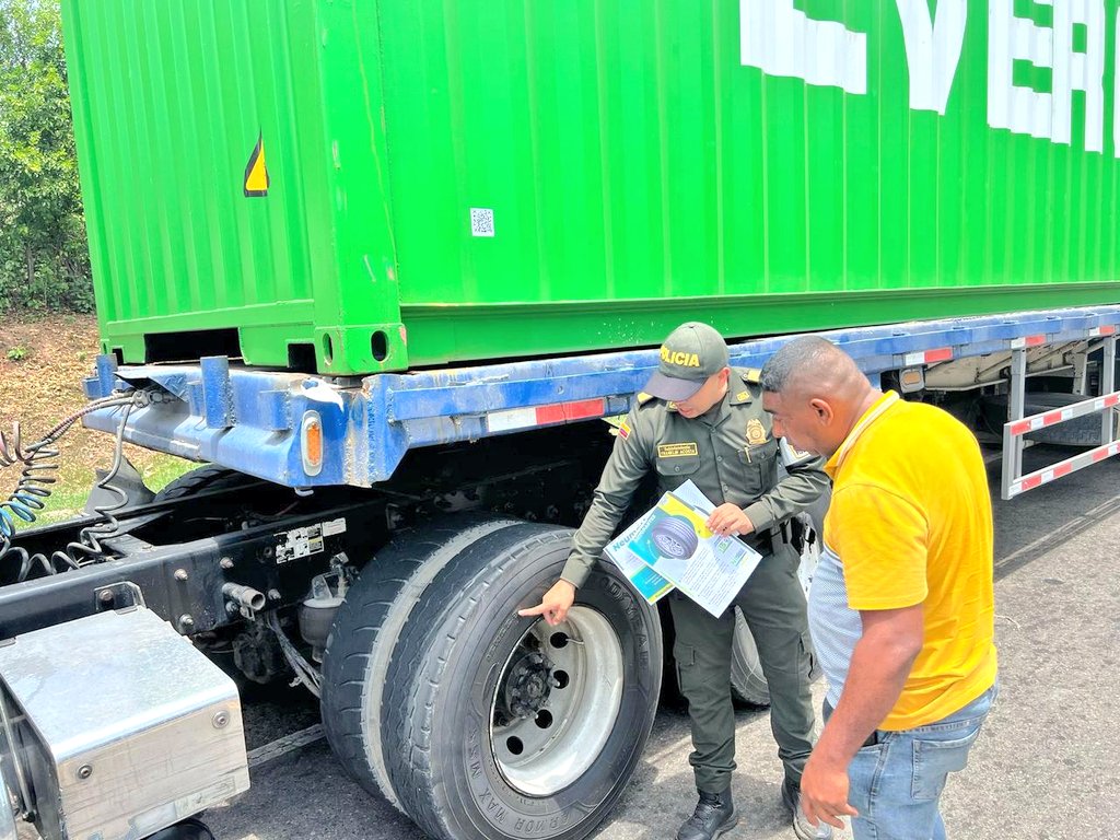 GuajiraPolicia's tweet image. #Guajira | Mediante los diferentes puntos móviles de control aduanero nuestra @PoliciaAduanera da a conocer a los transportadores tips a la hora de adquirir o comprar autopartes. #TodosContraElContrabando
