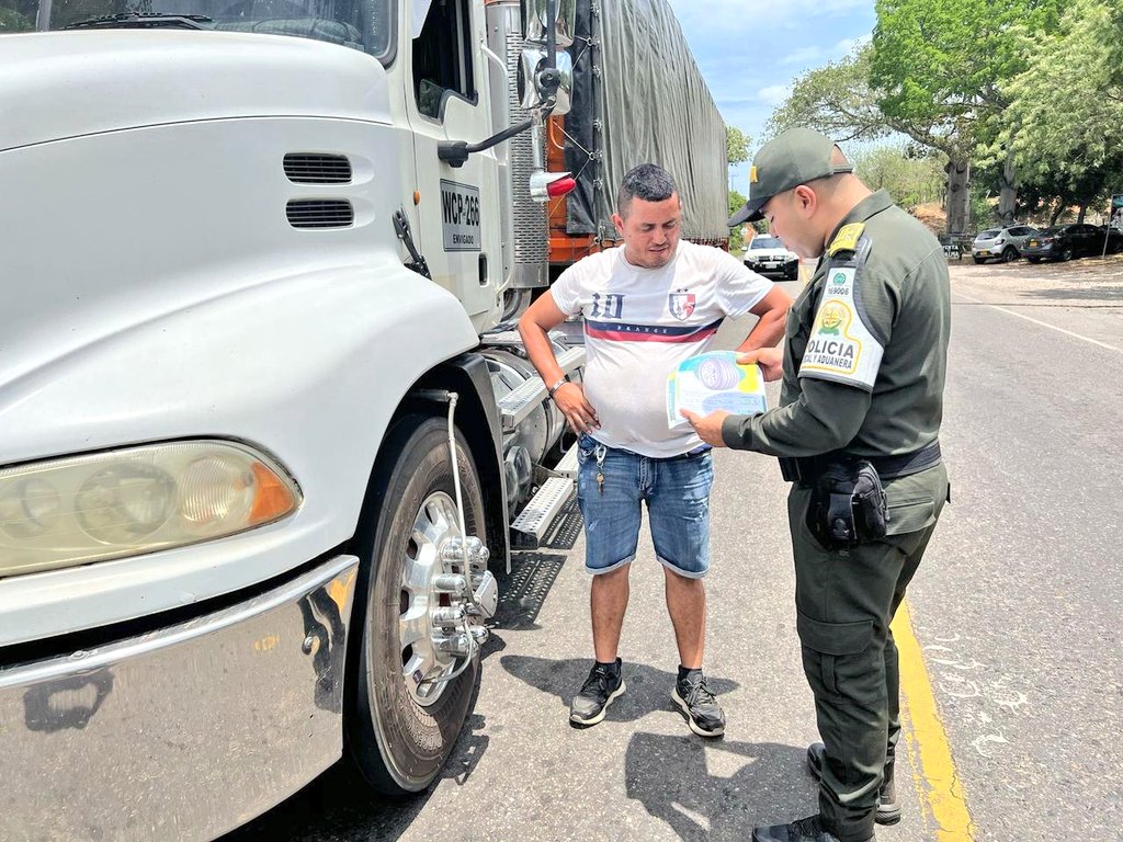 GuajiraPolicia's tweet image. #Guajira | Mediante los diferentes puntos móviles de control aduanero nuestra @PoliciaAduanera da a conocer a los transportadores tips a la hora de adquirir o comprar autopartes. #TodosContraElContrabando