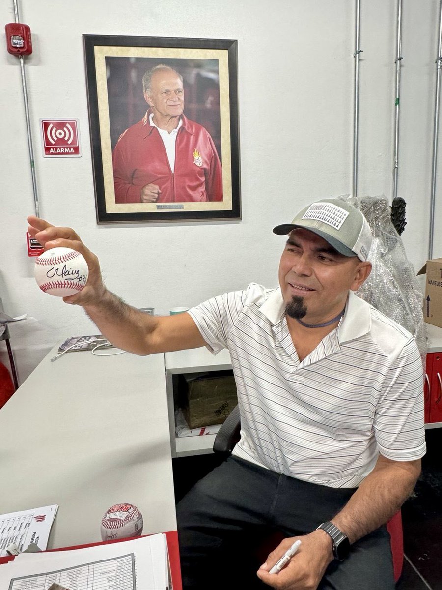 Museo Diablos (@museodiablos) on Twitter photo Hace unos días recibimos en el #MuseoDiablos a Oswaldo Mairena, lanzador zurdo con los <a href="/DiablosRojosMX/">DiablosRojosMX</a> en 2004, y nos obsequió un jersey firmado por el equipo nicaragüense #TigresdeChinandega que será resguardado por el <a href="/ahbeisbol/">Archivo Histórico del Beisbol</a>. 🫡 Hace unos días recibimos en el #MuseoDiablos a Oswaldo Mairena, lanzador zurdo con los <a href="/DiablosRojosMX/">DiablosRojosMX</a> en 2004, y nos obsequió un jersey firmado por el equipo nicaragüense #TigresdeChinandega que será resguardado por el <a href="/ahbeisbol/">Archivo Histórico del Beisbol</a>. 🫡
