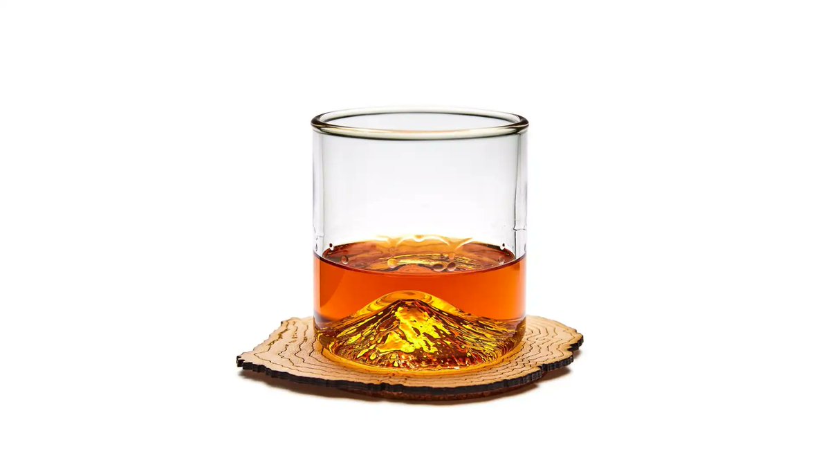 tokyo_chase's tweet photo. This might be the only time you’ll see Mt. Fuji inside your whisky.
Handcrafted in Tokyo, the Kimoto Glass Fuji Tumbler is a tiny masterpiece you can drink from.
Only in Japan.
#japanexclusive #madeinjapan #japaneseart #mountfuji #fujitumbler #japanfinds #japanstyle #tokyofinds #artisanjapan #whiskyglass #japanwhisky #japanonly
https://t.co/2EmkE5HdRw
ウイスキーの中に富士山?
東京の職人が手作りした「木本硝子 富士山タンブラー」は、飲める芸術作品。
日本でしか買えません。
木本硝子 富士山タンブラー
#富士山タンブラー #日本限定 #木本硝子 #ガラス工芸 #日本製 #東京土産 #職人技 #和の美 #おしゃれグラス #隠れた名品 #酒器 #ウイスキー好き