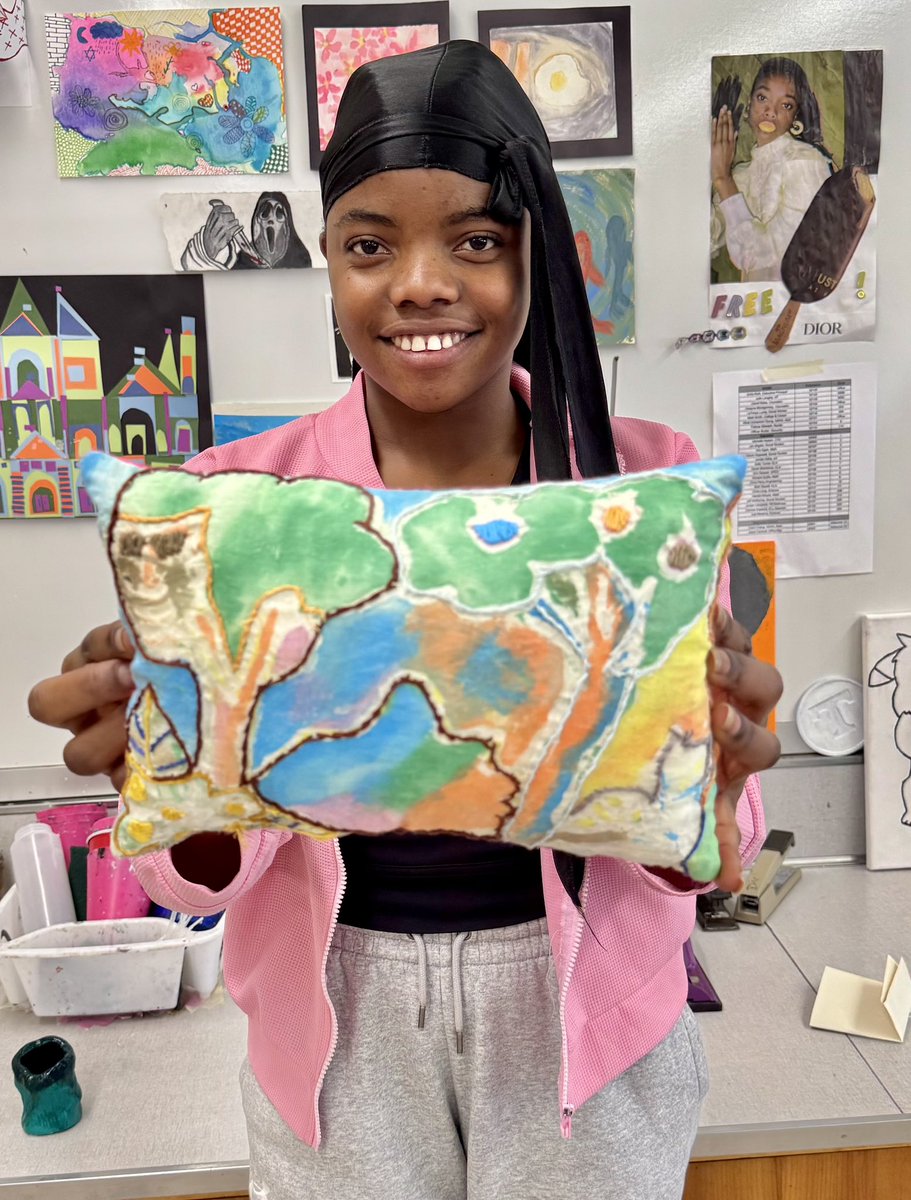 Another awesome art student spotlight! 
Maombi and her hand stitched pillow she made! She dyed the fabric and then embellished the details with embroidery then sewed it into a pillow!!!
