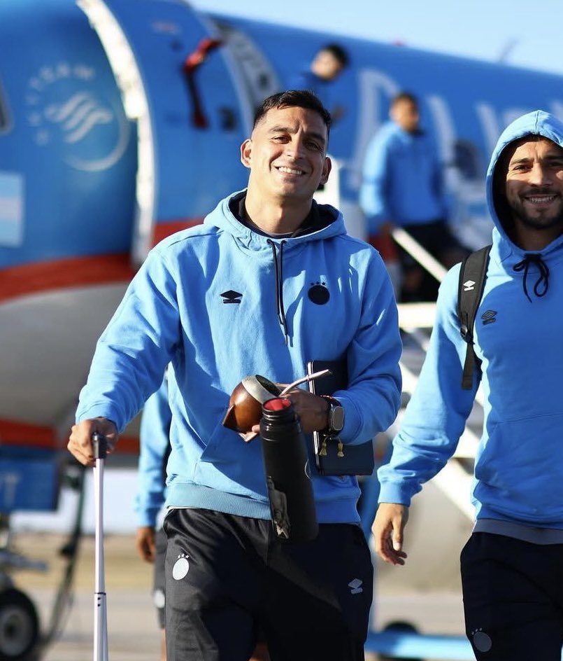 acho q é a primeira vez q eu vejo o cristaldo sorrir assimkk te amo meu lindo