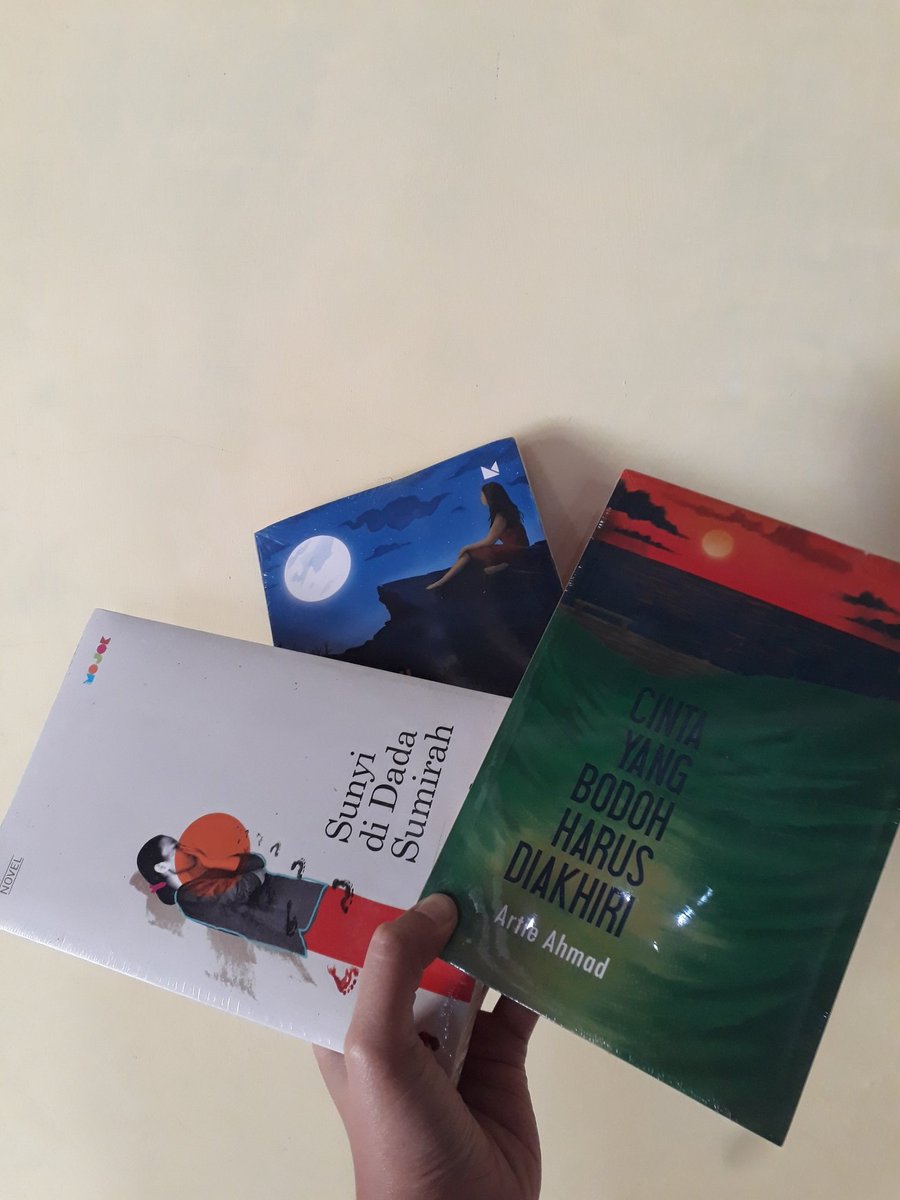 Teman-teman, kalau ada yg masih mencari kumpulan cerpen saya 'Cinta yang Bodoh Harus Diakhiri' juga novel 'Sunyi di Dada Sumirah'. Saya masih punya stoknya ya.

Kumcer 50 ribu aja, sedang novel 65 ribu. 

Bisa hubungi saya di WA 089615235854 atau DM. Terima kasih.